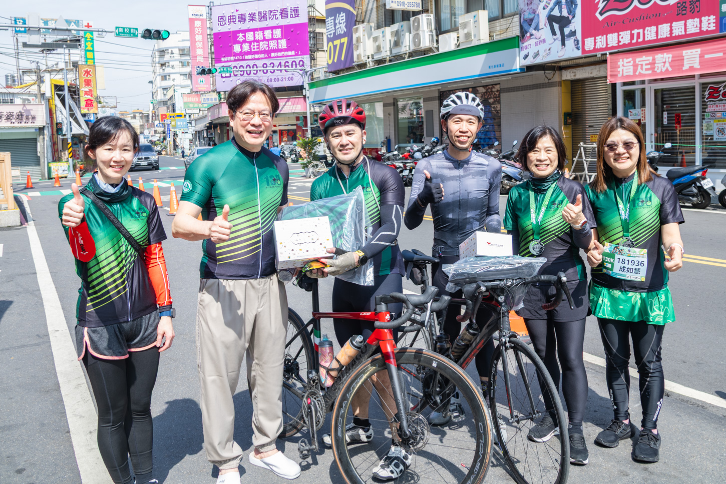 彰基總院長陳穆寬（左二）與 130K 組首批抵達終點的郭浚熒副院長（左三）、蔡培仁藥師（右三）合影留念，肯定同仁挑戰極限。(圖/彰基提供)